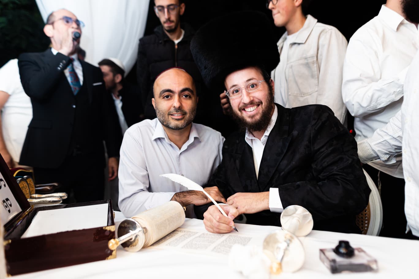 משפחה עם ספר תורה