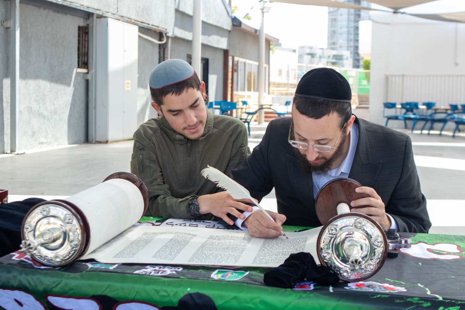 חייל כותב באירוע ספר תורה