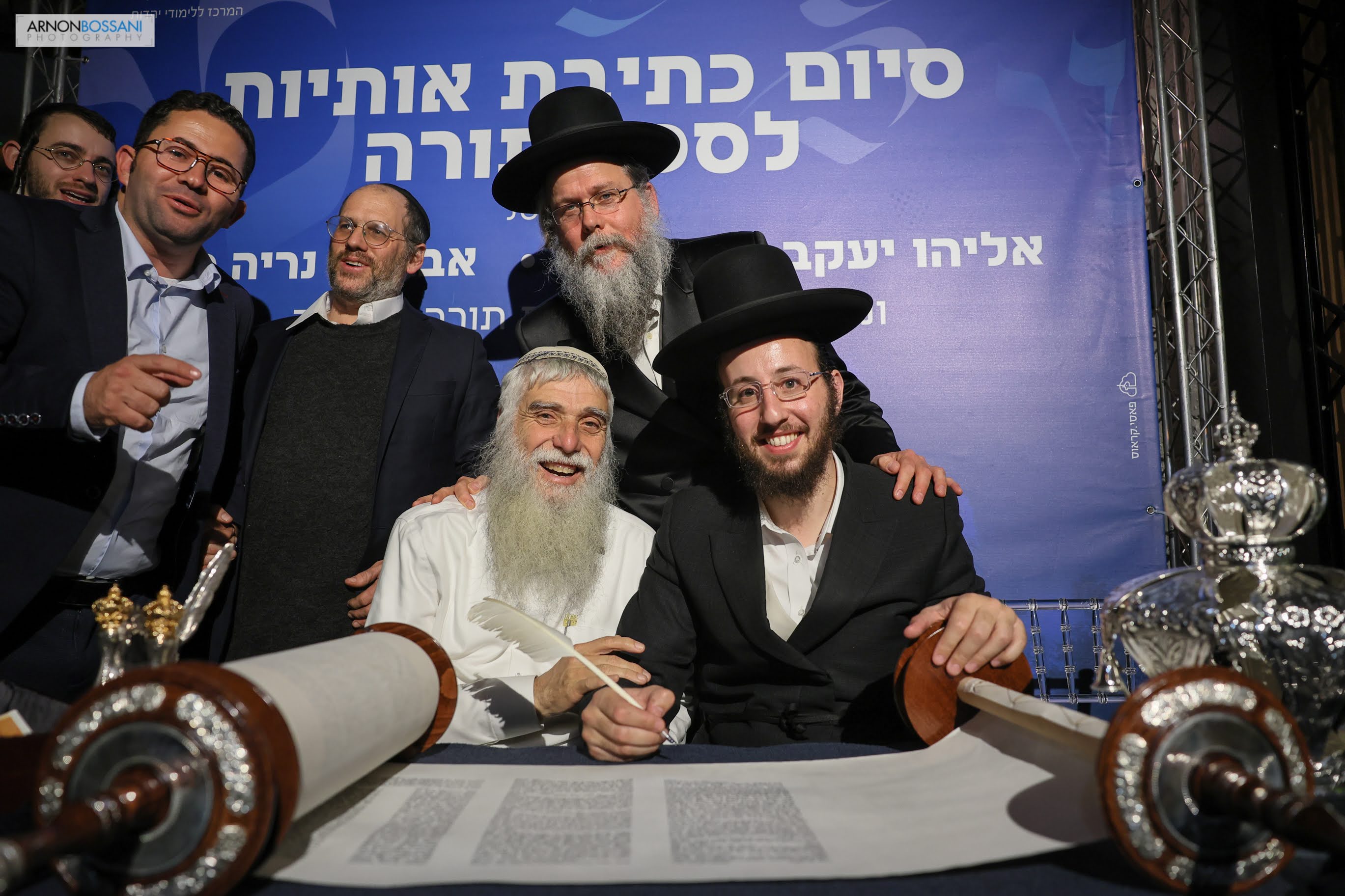 אברהם גבריאלוב כותב ספר תורה
