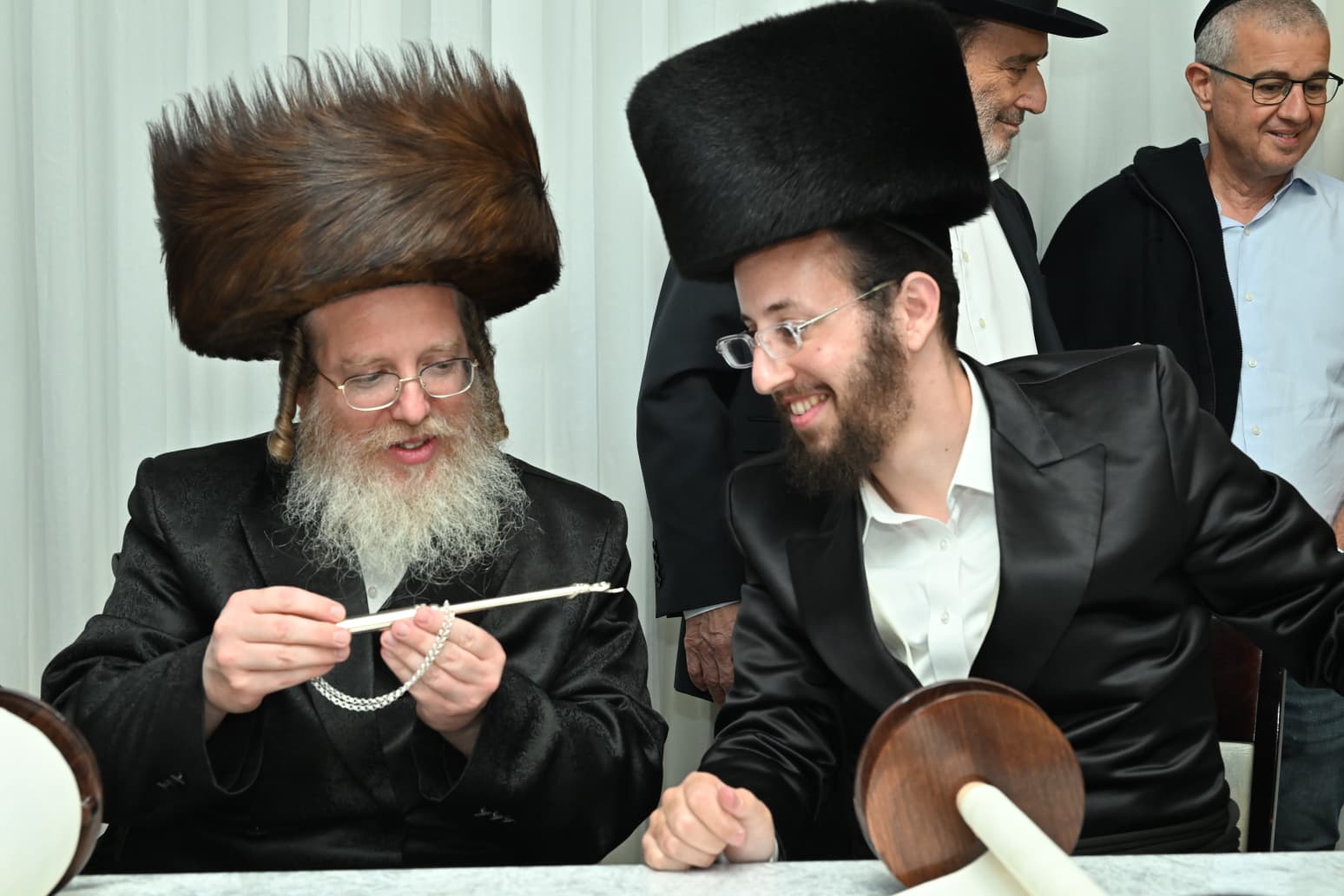 רב עם יד כסף וספר תורה