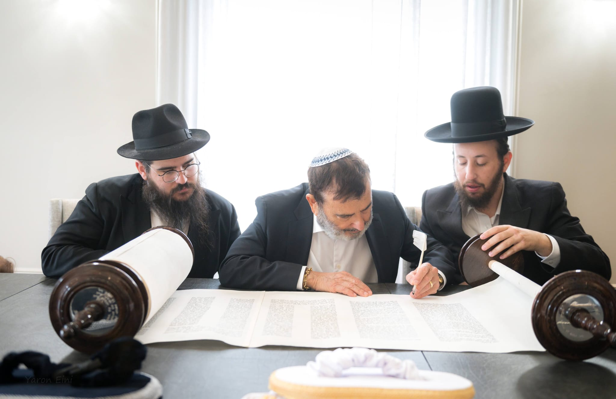 רבנים בודקים ספר תורה