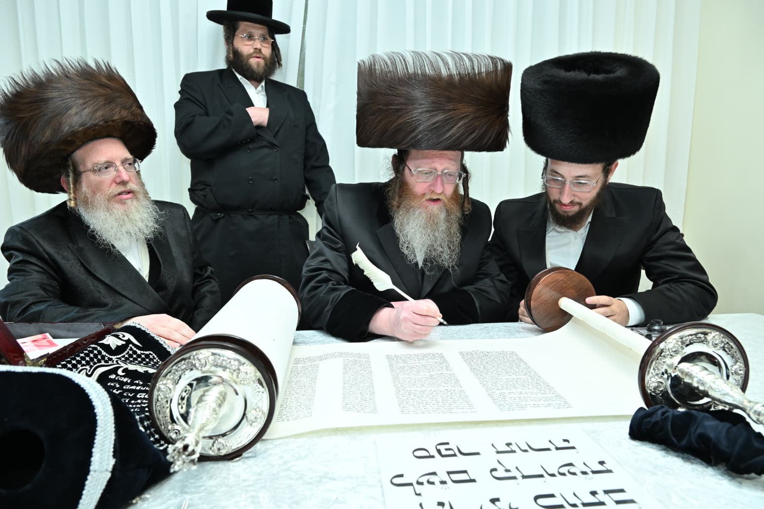 שלושה רבנים עם ספר תורה